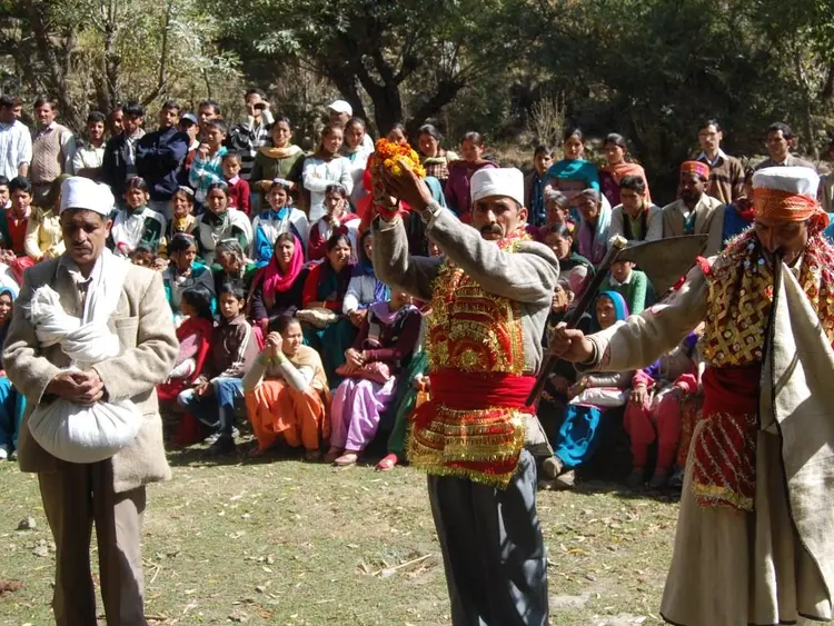 शल्लि कुकिड़ी नचाते टेमी (Dancing the Shalli Kukuri)