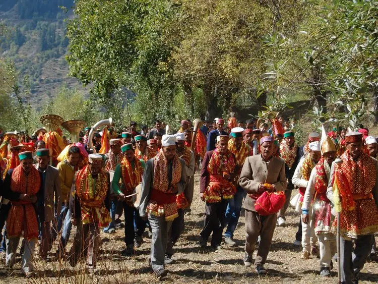 रथ फुलियाटड़ पुजुण (Group arriving on the mela ground)
