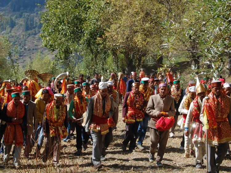 रथ फुलियाटड़ पुजुण (Group arriving on the mela ground)