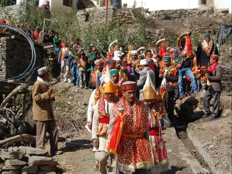 कुफ  ग्रां करेसे रथ (Kariyas village group arriving at Kuff village)